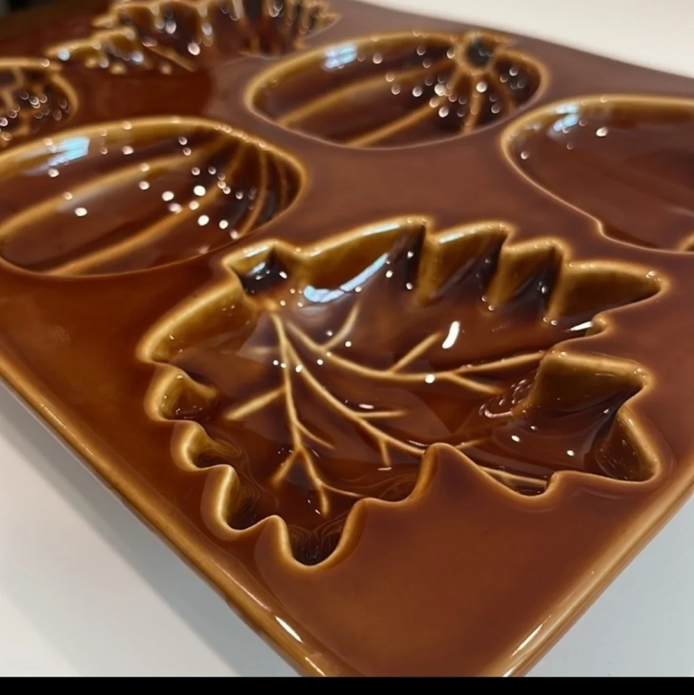 CRATE & Barrel Fall/Autumn‎ Home Tray/Dish featuring Pumpkins, Acorns & Leaves